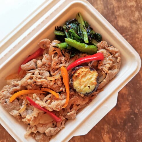 豚肉自家製ラー油炒めと彩り野菜ののっけ弁当